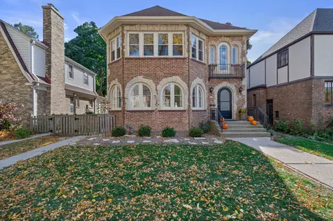 611 E Lake Vw #A, Whitefish Bay, WI 53217