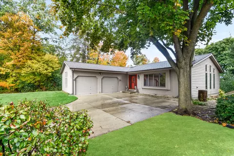 1027 Cherrywood, West Bend, WI 53090