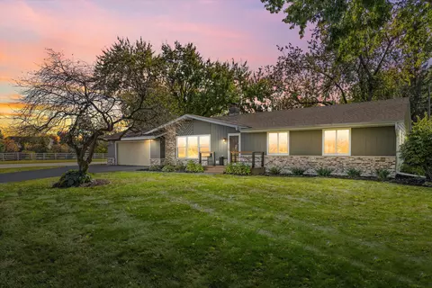 739 Lake Blf, Oconomowoc, WI 53066