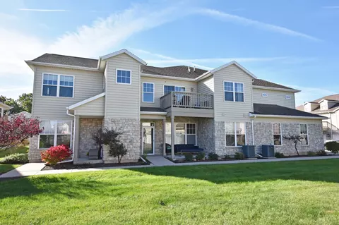 n16w26460 Meadowgrass #E, Pewaukee, WI 53072