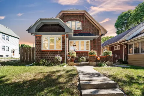 3256 N Palmer, Milwaukee, WI 53212