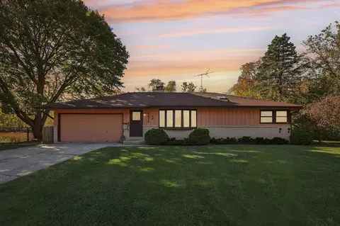 5575 S Greentree, New Berlin, WI 53151