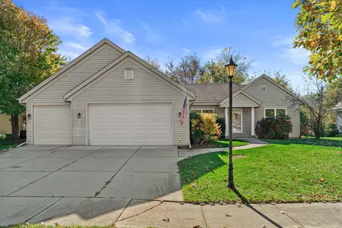 2123 Springbrook S, Waukesha, WI 53186