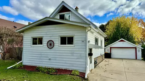 910 S 86th, West Allis, WI 53214
