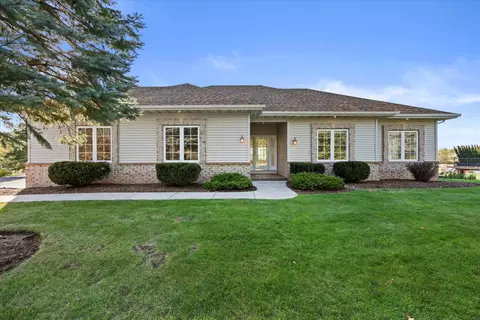 539 E Red Pne, Dousman, WI 53118