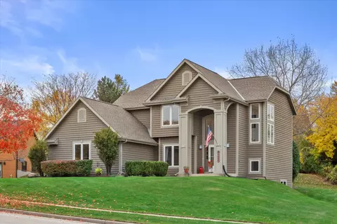 1082 Hillwood, Pewaukee, WI 53072