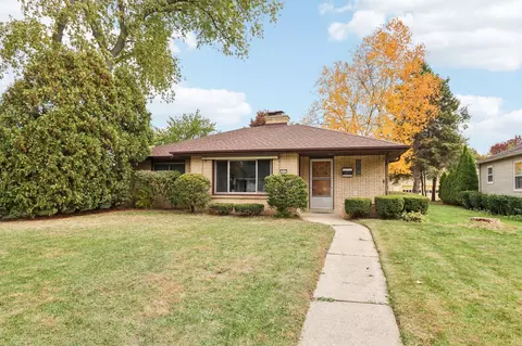 5660 N Paradise, Glendale, WI 53209