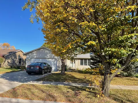 516 Broadmoore, Hartford, WI 53027
