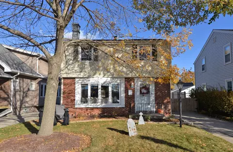 5664 N Lydell, Whitefish Bay, WI 53217