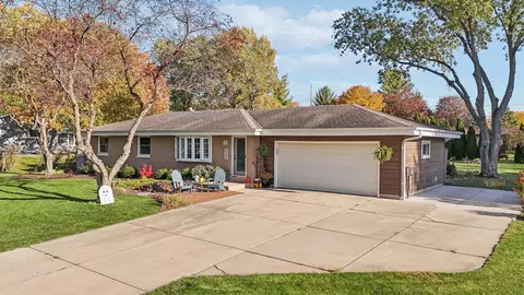 21935 Holly Crst, Brookfield, WI 53045