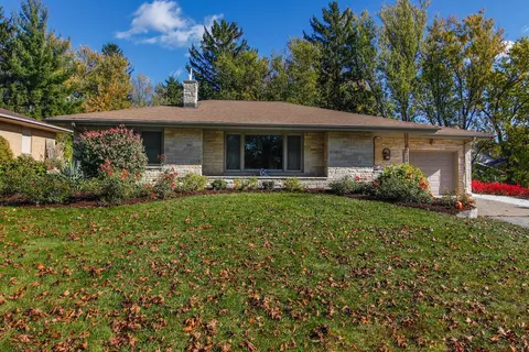 124 Genesee, Delafield, WI 53018