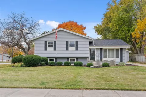 601 Deer Pass, Saukville, WI 53080