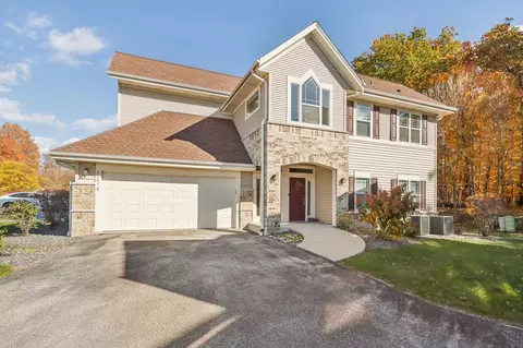 5561 W Cobblestone #E, Franklin, WI 53132