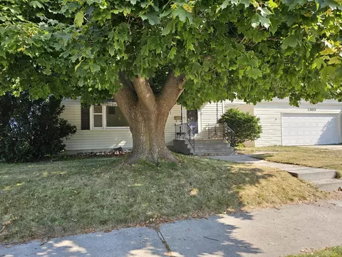 1303 S 32nd, Manitowoc, WI 54220