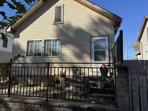 1562 Packard, Racine, WI 53403
