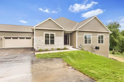 n28w25273 Parkway Rdg #-A  13  48, Pewaukee, WI 53072