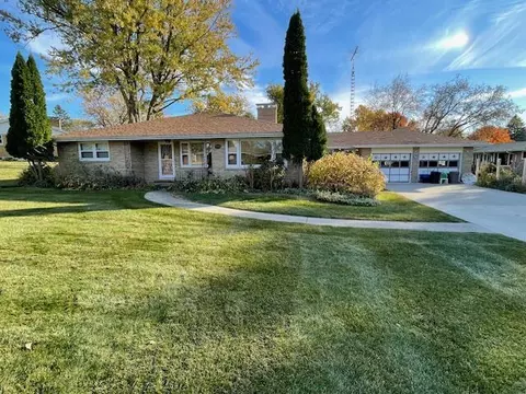 555 Laurel Hts, Delavan, WI 53115