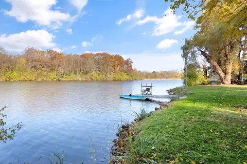 2714 Fox Grv, Waterford, WI 53185