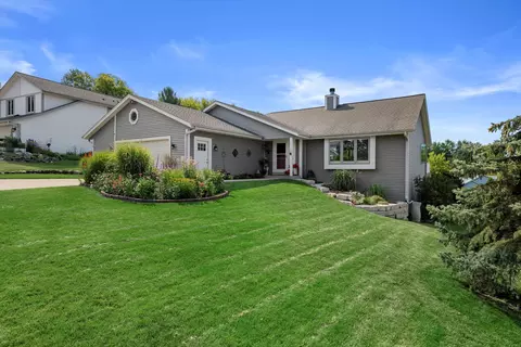 1438 Sunnyridge, Pewaukee, WI 53072
