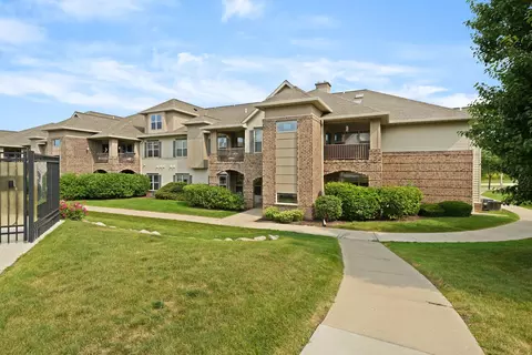 3053 W Drexel #109, Franklin, WI 53132