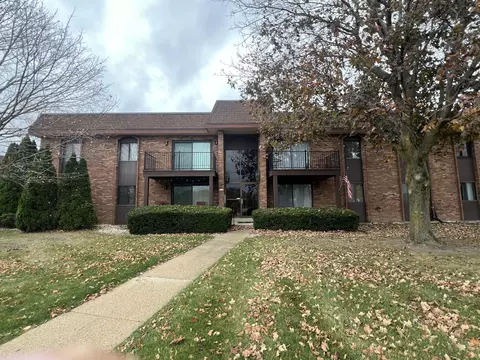 5175 S Root Riv #5, Greenfield, WI 53228