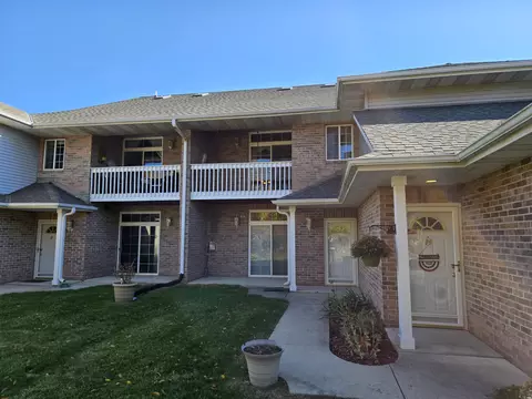 1339 Hillwood #H, Pewaukee, WI 53072