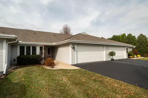 11035 N Mequon Sq, Mequon, WI 53092