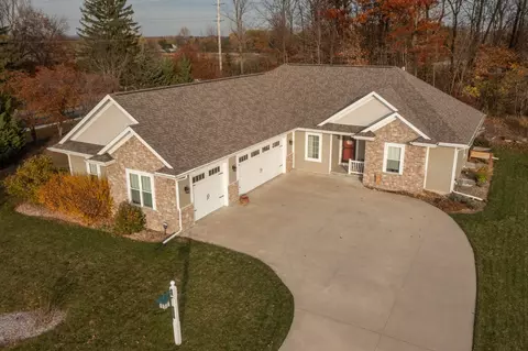 3290 Creekwood, Jackson, WI 53037