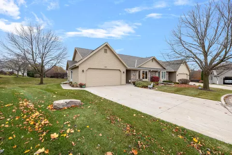 1221 Stonewood, West Bend, WI 53095
