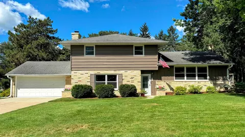 708 Maple Way N, Waukesha, WI 53188