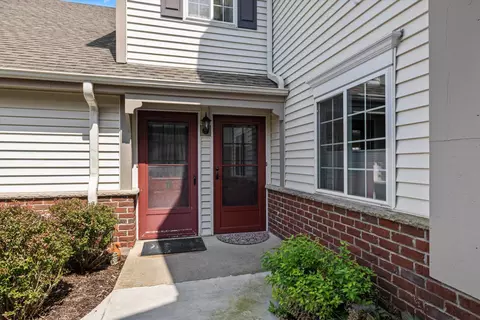 550 Pewaukee #B, Pewaukee, WI 53072