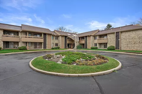 2101 W Good Hope #102, Glendale, WI 53209