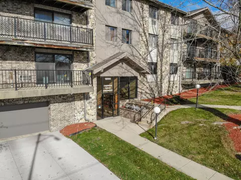 12000 W Bluemound #310, Wauwatosa, WI 53226