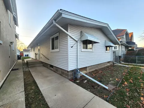 2052 Thurston, Racine, WI 53403