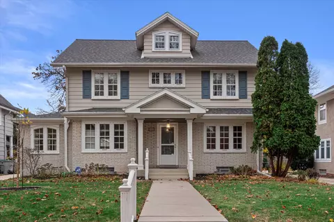 3433 N Hackett, Milwaukee, WI 53211