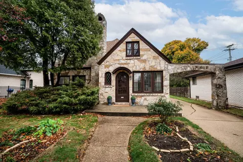 526 N 77th, Wauwatosa, WI 53213