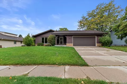 9775 S Shepard Hls, Oak Creek, WI 53154