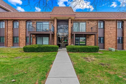 9310 W Forest Home UNIT 6, Greenfield, WI 53228