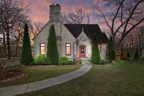 2017 W Grange, Milwaukee, WI 53221