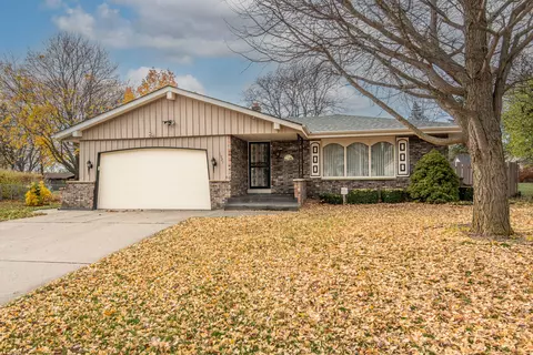1021 W Wake Frst, Oak Creek, WI 53154