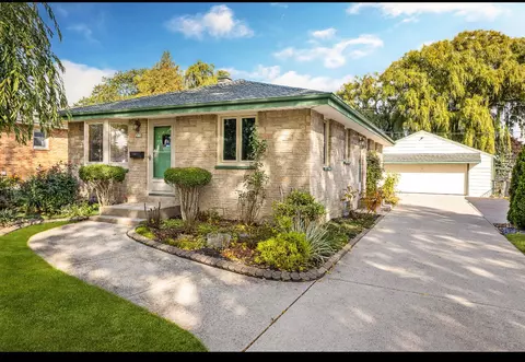 2936 E Bottsford, Saint Francis, WI 53235