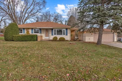 w156 Belleview Avenue, Oconomowoc, WI 53066
