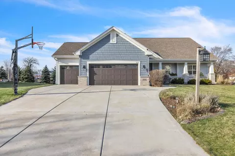 1402 Applewood, Mukwonago, WI 53149