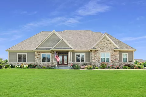 1671 Whistling Hl, Hartland, WI 53029