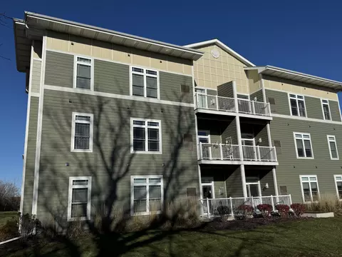 265 Thurow #207, Oconomowoc, WI 53066