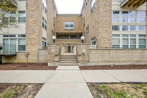 1550 N Warren #105, Milwaukee, WI 53202