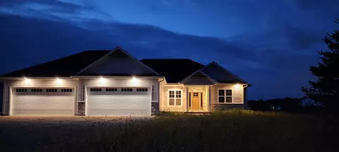 2131 Wallace Lk, Trenton, WI 53090