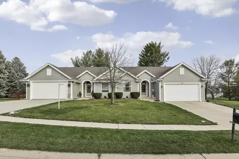 689 Hickory Crk, Oconomowoc, WI 53066