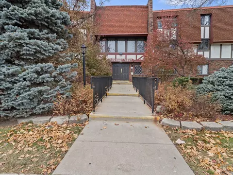 5253 N Lovers Ln #330, Milwaukee, WI 53225