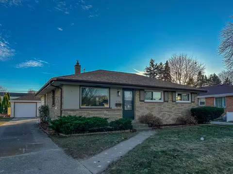 1817 W Plainfield, Milwaukee, WI 53221